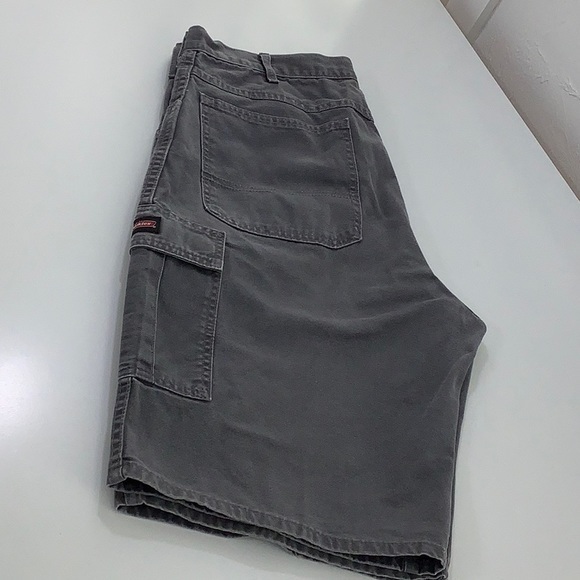 Dickes gray jean cargo shorts relaxed fit size 38 EUC - Picture 16 of 16